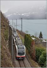 Shortly after Ringgenberg, the Zentralbahn IR from Interlaken Ost to Lucerne winds along Lake Brienz.