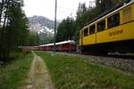 Tågkorsning mellan ABe 4/16 som R19 till Tirano och ABe 4/4 I 30 med specialtåg till Pontresina vid Stablini-korsningen den 30.5.2026