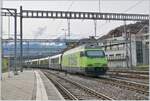 The BLS Re 465 002 leaves Spiez station with the GoldenPass Express 4064 from Montreux to Interlaken.