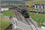 El tradicional Mercado Gotthelf tiene lugar en Sumiswald, y para este mercado, la  Ferrocarril Emmental  opera varios trenes de vapor en la ruta Sumiswald Grünen – Wasen i.E. La imagen muestra la E 3/3 853 de la asociación Dampf Bahn Bern saliendo de Sumiswald Grünen. La locomotora de vapor fue construida en 1890 en Winterthur bajo el número de fábrica 629 y entregada como F3 853 a la J-S (Ferrocarril Jura-Simplon). En la SBB, las locomotoras de maniobras de la serie E 3/3 con números operativos 851 – 853 fueron asignadas al grupo 82 y recibieron los números 8571 – 8576. En 1911, la locomotora E 3/3 853 recibió una caldera nueva y fue vendida a la RVT, donde estuvo en servicio hasta 1928, tras lo cual fue utilizada como  locomotora de maniobras industrial  en Von Roll en Gerlafingen y Klus. Cuando las locomotoras diésel hicieron obsoleta a la locomotora de vapor, fue salvada del desguace por la Fundación Düby al entregarla a la DBB. Después de una revisión en 1983, fue operada, entre otros lugares, en la Sensetalbahn. Tras una nueva revisión en 2021, la DBB E 3/3 853 se utiliza principalmente en la ruta Emmentalbahn entre Sumiswald-Grünen y Wasen i.E. Hoy en día, la E 3/3 853 lleva el número UIC 90 85 0008 573-7.  
En el fondo, se puede ver el ABDe 4/4 12  Weinfelden  de la asociación Historic Mittel-Thurgau-Bahn con el coche  Bodan  y el BDt, lo que demuestra que el tradicional Mercado Gotthelf es bien conocido y popular mucho más allá de las fronteras locales.  

14 de junio de 2025