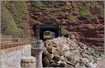 The Great Western Railway 143 618 between Dalwish and Teignmouth by the 521 yard long Parson' Tunnel.
19.04.2016