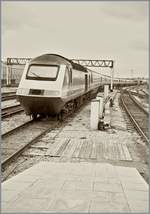 A  first  HST 125 is leaving the Cardiff Central / Caerdydd Canolog.