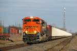 A BNSF SD70ACe and a SD70MAC with an empty coal train from Galveston in Rosenberg (Texas).