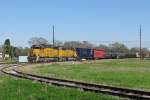 The UP engines 2733 and 3317 (both are SD 40) with a mixed freight train in Sealy (Texas).