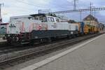 On 23 June 2024 Rhomberg-Sersa 940 004 gets coupled to railway engineering materiel at Pratteln. Formalley an electric, Class 940 are actually hybrids, this one using the Diesel engine.
