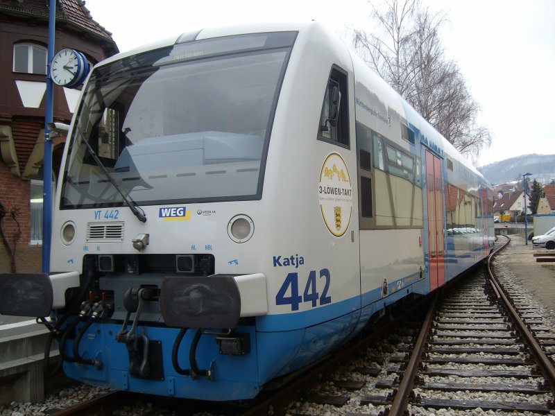 Triebwagen 442 (Katja) der WEG im Bahnhof Neuffen am 26.02.2009