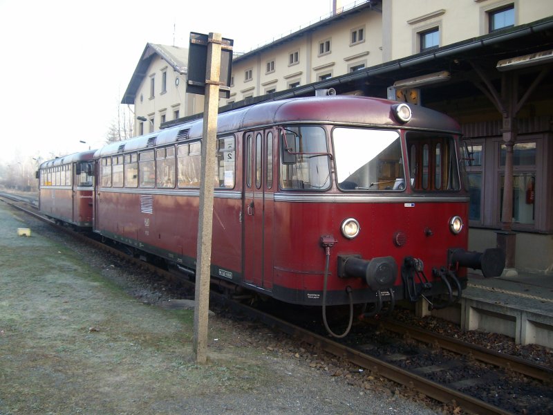 Triebwagen der SBE-Mandaubahn Abfahrbereit nach Liberec (CZ) ber Zittau am 11.05.2009 im Bahnhof Seifhennersdorf