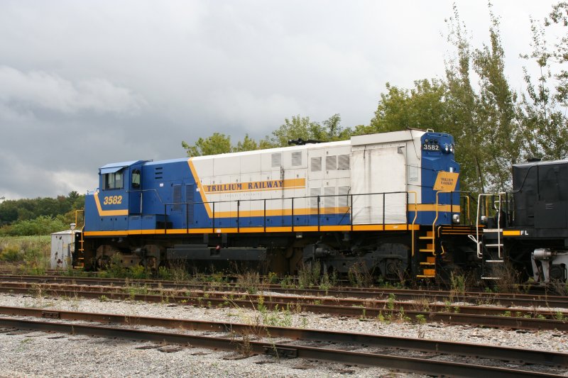 Trillium Railway Co Ltd. HR412W 3582 on 04.10.2009 at Tillsonburg.