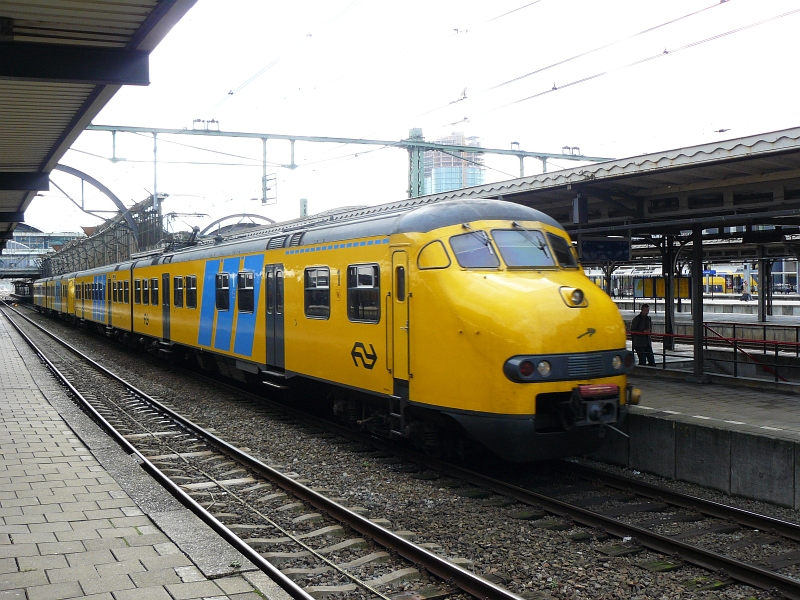 Two units as all station service train to Amsterdam Zuid. Utrecht 08-10-2009.