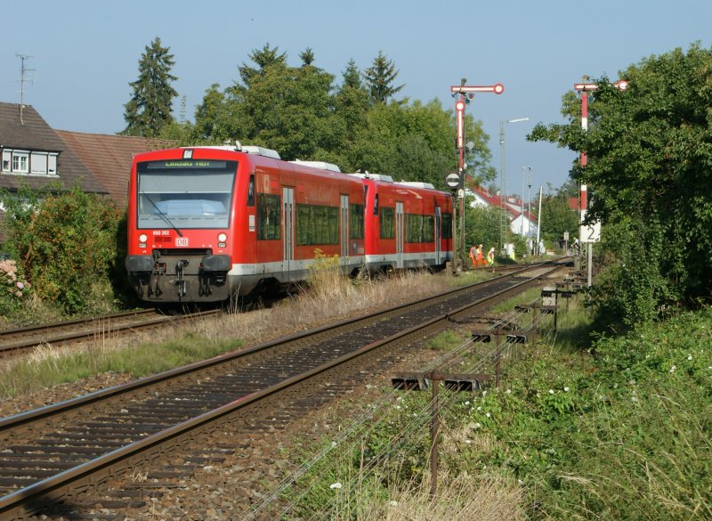 Two VT 650 to Lindau arrive in Nonnenhorn. In the background stand two old semaphore signals. 09.09.2009