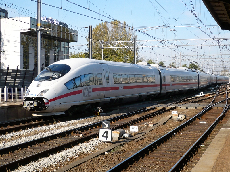 Unit 4653 as ICE from Amsterdam to Frankfurt in Utrecht CS on 20-10-2009.