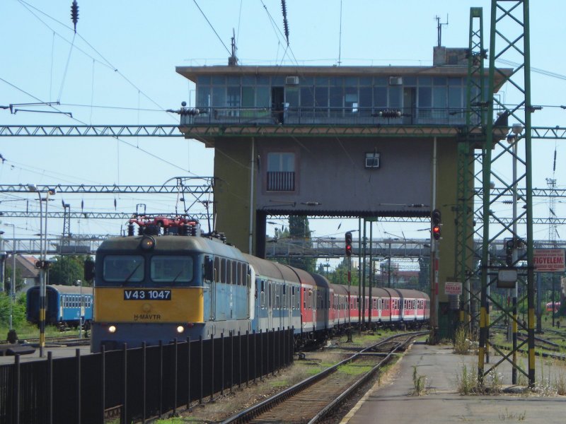 V43 under the control tower in Szkesfehrvr on the 14/JUL/2009