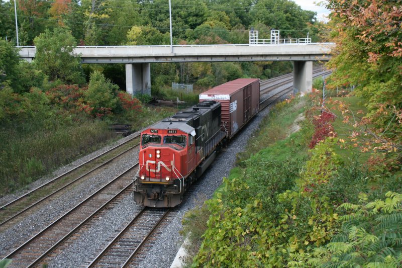 Very short freight train with SD75I 5671 on 30.09.2009 at Bayview Junction near Hamilton.