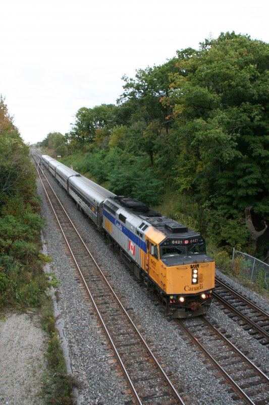 VIA Train with F40PH-2 6421 towards Niagara.
