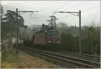 By Vevey in the early sunday morning is the SBB Re 6/6 11614 on the way to Vallorbe.
