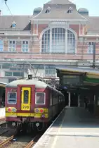 L train to Welkenraedt (AM 65 n�270) waiting for connecting train from Ostend in Verviers-Central station in June 2010.