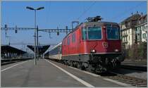 SBB Re 4/4 II 11214 with a RE from Geneva to Lauanne by the stop in Renens VD.
22.02.2012