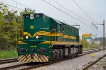 Diesel loc 644-016 is running through Maribor-Tabor on the way to Studenci station. /25.10-2012