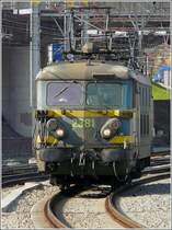 The rather dirty 2381 returns after a helper performance to the station Lige Guillemins an March 30th, 2009. 
