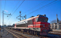 Electric loc 363-019 is hauling freight train through Maribor-Tabor on the way to the north. /13.1.2014