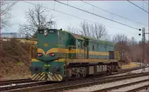 Diesel loc 644-018 is running through Maribor-Tabor on the way to Studenci station. /27.12.2013