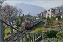 The SBB Re 4/4 II 11124 with the IR 2182 to Basel is leaving Locarno .
18. 03.2014