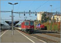 SBB Re 4/4 II 11143 with a RE in Renens VD.
9.11.2011