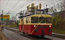 Maintenance unit 911-302 run through Maribor-Tabor on the way to Maribor station. /15.12.2014