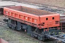 unidentified Class Ua-Dumpcar, type 428V, four-axle dumping wagon for transport of bulk materials such as gravel, broken stone, sand, soil and others. Unloading, to any side of track, is effected by tilting the wagon body through an angle of 45° using pneumatic cylinders. Maximum wagon height in tilting position is 4.250 mm over rail level.
