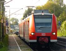 425 571-1 with traindriver enjoying his one minute break. Millingen(bei Rees) 12-09-2014.