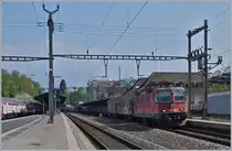 The SBB Re 420 245-3 with a Cargo train in Vevey.
11.04.2017 