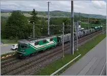 The BAM Re 4/4 II (UIC 91 85 4420 506-8 CH-MBC) wiht a Cargo train near Gland.
09.05.2017