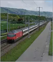 The SBB Re 460 014-4 and an other one with an IC St Gallen Geneva Airport near Gland.
09.05.2017