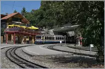 Two Rocheres de Naye Beh 4/8 are arriving at Glion.
02.08.2017