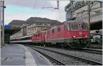 The SBB Re 4/4 II 11197 (UIC 91 85 4420 197-6 CH-SBB) and 11199 (UIC 91 85 4420 119-2 CH-SBB) with a passenger train in Lausanne.

14. Jan. 2019