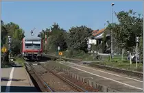 The DB 628/928 549 is leaving Nonnenhorn on the way to Friedrichshafen . 

25.09.2018