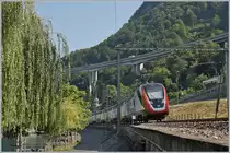 A SBB RABDe 502 on the way to Lausanne near the Castle of Chillon.

25.07.2019