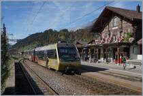 The MOB local train 2424 from Rougemont to Zweisimmen (Bt, Be 4/4 5001, ABt) by his stop in Saanen.

22.10.2019 