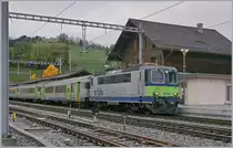 The BLS Re 4/4 501 wiht an RE to Interlaken Ost in Zweisimmen.

22.10.2019