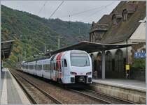 The DB 429 120 (and a CFL KISS) on the way to Koblenz by his stop in Cochem. 

02.10.2017