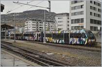 Creadted by Sarah Morris, the Lenkerpendel  Monarch  composed with the ABt 341, the Be 4/4 5001 and the Bt 241 make a brek in Vevey.

07.11.2019