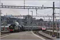 The SNCF  141 R 1244 is going and the SBB ETR 610 (from Frankfurt to Milano) is comming.

Luzern. the 24.06.2018