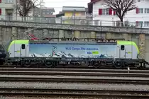 Due to the frost, BLS 475 404 -seen on 2 January 2020 at Spiez- has one pantograph raised to the wire. 
