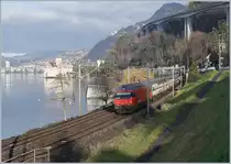 8 minutes later now by the first sunshine is comming the SBB Re 460 067-2 wiht the IR 90 1715 on the way to Brig. 

Near Villeneuve, the 04.01.2020