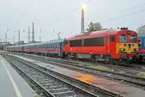 In the pouring rain, 418 110 enters Budapest-Nyugati on 19 September 2017.