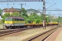 During the massive works between Kelenföld and Erd, GySEV 430 333 hauls an engineering train through Kelenföld on 8 May 2018.