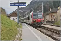 A local train from Neuchâtel to Buttes is arriving at Champ-du-Moulin.

23.11.2019