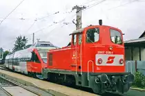 On 30 May 2004, ÖBB 2067 026 shunts at Talent-II at Salzburg-Itzling.
