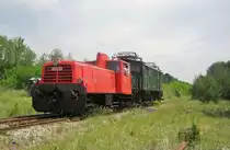 BBÖ 2062.33 shunts an old electric loco in the Heizhaus Strasshof on 28 May 2012.