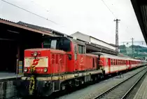 ÖBB 2068 027 shunts Schlieren coaches at Innsbruck on 28 May 2004.